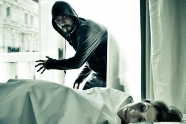 Entra di notte in casa, si masturba e si riprende in video mentre la proprietaria dorme