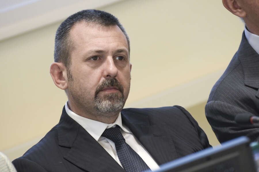 Delmastro cambia versione. Resta poco chiaro il ruolo della scorta