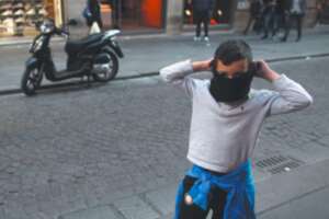 “Non consegni la droga? Sei un bastardo”, quei bambini trasformati in baby pusher dai genitori