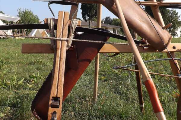 Aggressione in strada con balestra, ferisce l’ex moglie e si uccide: la donna è in gravissime condizioni