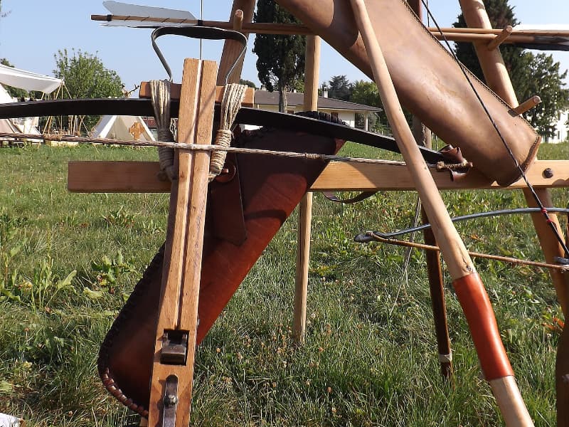 Aggressione in strada con balestra, ferisce l’ex moglie e si uccide: la donna è in gravissime condizioni