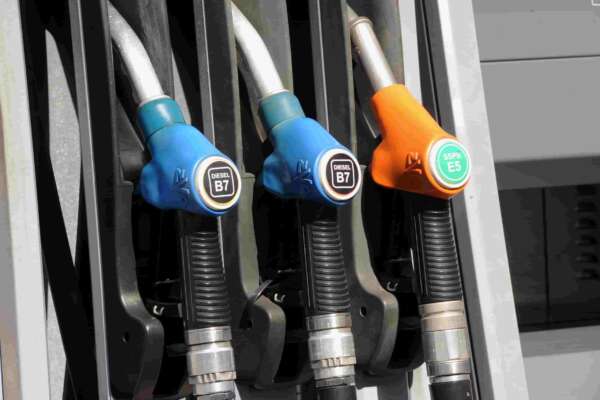 Caro bollette e benzina, il governo cerca fondi per la manovra. Fino a 150€ da spendere in carburante, oggi il vertice di maggioranza