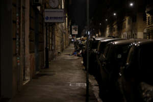 Manfredi spegne Napoli, città buia, sporca e scassata: gli assessori si muovono solo ‘grazie’ ai media