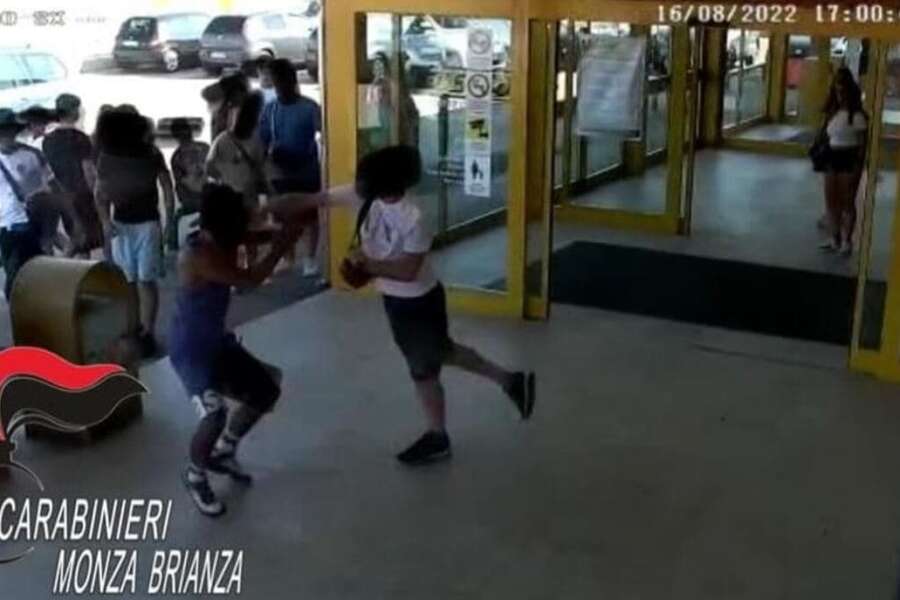 Accoltellato a 15 anni al centro commerciale per uno “sguardo sbagliato”, la rissa nell’indifferenza generale: è in terapia intensiva