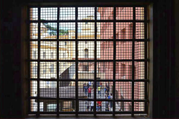 Materasso in fiamme, tragedia sfiorata nel carcere di Airola: il Ministero cosa fa?