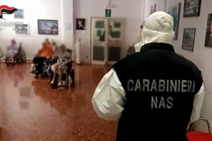 Blatte in cucina e operatrice ubriaca crolla su 91enne ferendolo: case di riposo sempre più lager