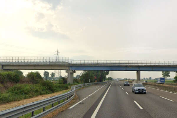 Lancia sassi dal cavalcavia, paura in Autostrada: colpite 20 auto e traffico in tilt sull’A1