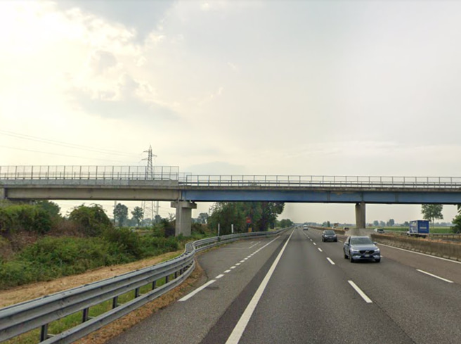 Lancia sassi dal cavalcavia, paura in Autostrada: colpite 20 auto e traffico in tilt sull’A1
