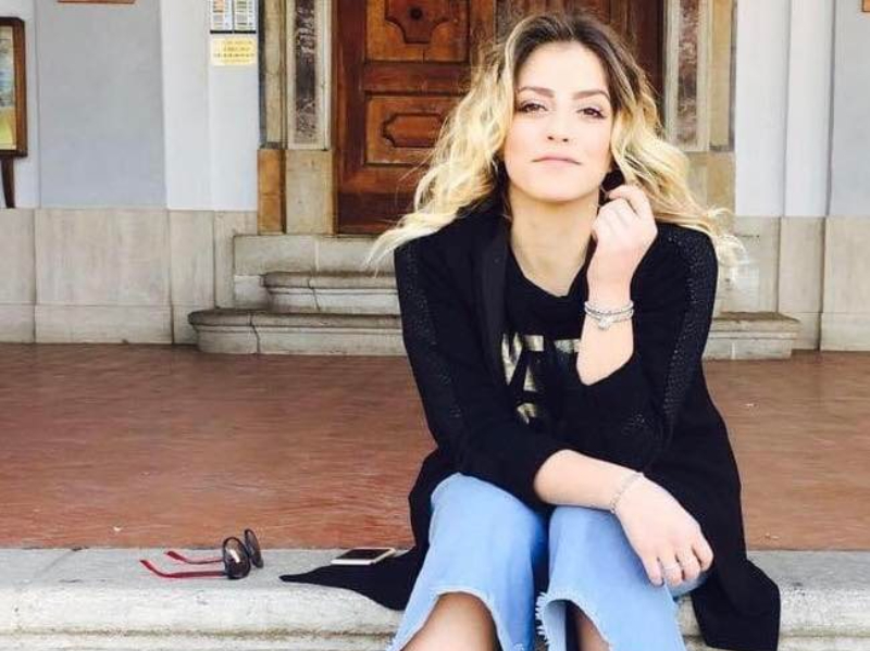 Tragico incidente in moto, Chiara Mastroianni muore a 23 anni: “Sei volata via su quella rotonda maledetta”
