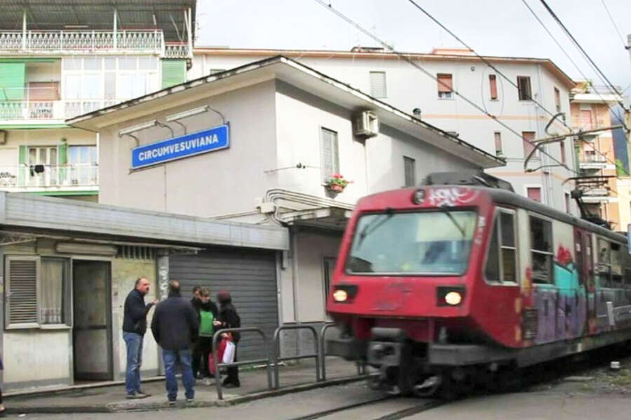 Disastro Eav, estate allucinante per turisti e pendolari