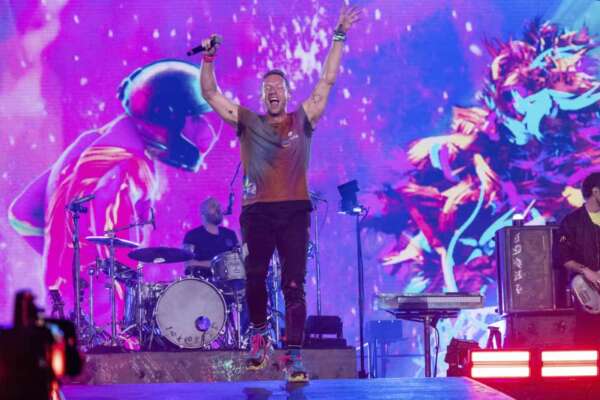 I Coldplay tornano in Italia, il tour fa tappa a Napoli: concerto evento allo Stadio Maradona