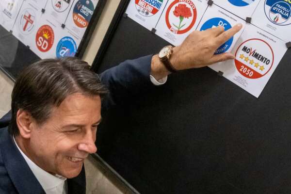 I fedelissimi di Conte, ecco i 15 ‘blindati’ alle elezioni: ci sono le ex toghe Cafiero De Raho e Scarpinato