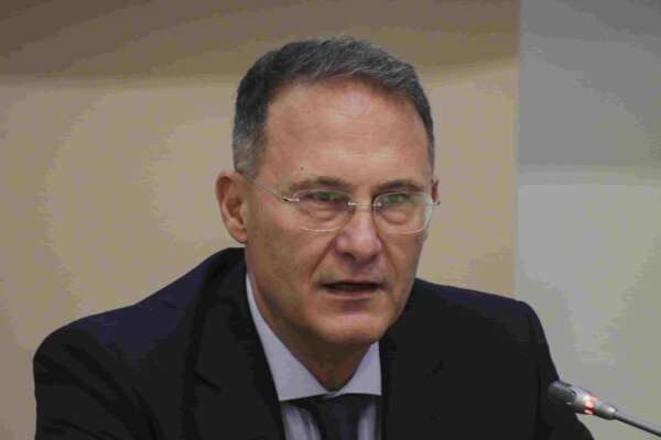 Edmondo Cirielli e il delirio sulla Cartabia: “Pensa solo ai delinquenti in carcere, togliamo i benefici ai detenuti” Edmondo Cirielli e il delirio sulla Cartabia: “Pensa solo ai delinquenti in carcere, togliamo i benefici ai detenuti”