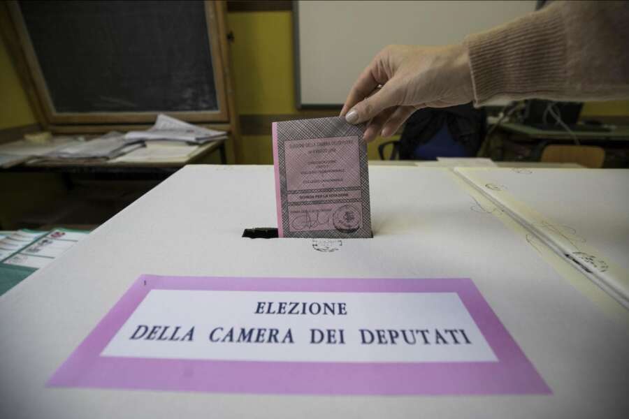 Come si vota il 25 settembre: la guida alle elezioni tra schede elettorali, candidati e dubbi