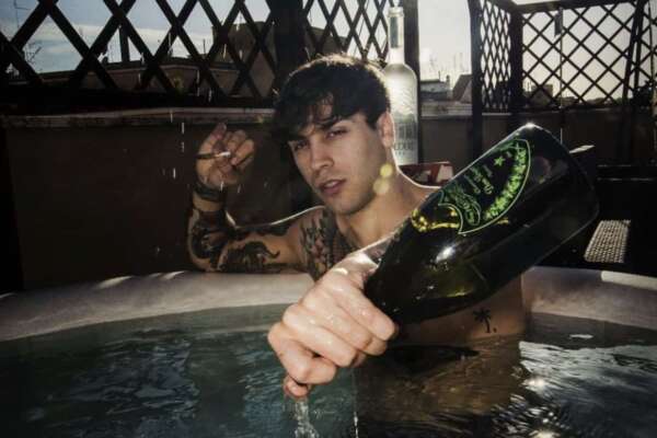 Coltellata dopo rissa in un locale, arrestato il trapper Elia 17 Baby: vittima a rischio paralisi