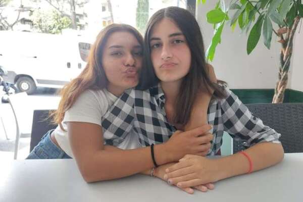 Elisa e Maria scomparse, l’appello delle famiglie delle ragazzine di 12 e 13 anni: una ritrovata in un campo nomadi a Sezze