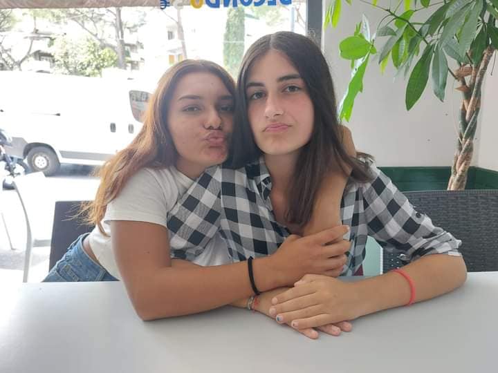 Elisa e Maria scomparse, l’appello delle famiglie delle ragazzine di 12 e 13 anni: una ritrovata in un campo nomadi a Sezze