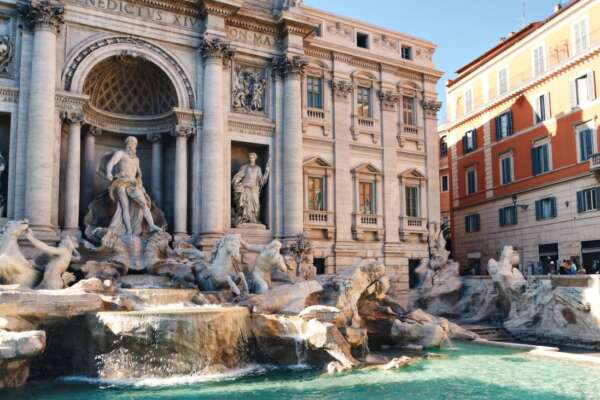 Pesca una moneta dalla Fontana di Trevi, condannato a 2 mesi di carcere: dopo 11 lo salva la prescrizione