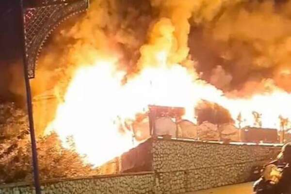 Incendio a Gragnano distrugge ristorante, otto feriti per le fiamme: giovane ricoverato con ustioni su tutto il corpo