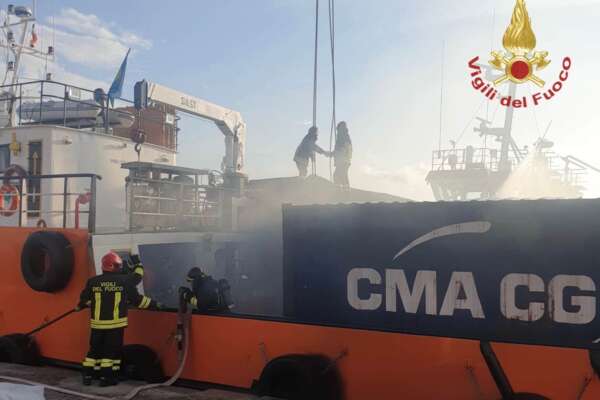 Esplosione su una nave nel porto di Crotone, 3 morti per lo scoppio di un container: giallo sulle cause dell’incidente