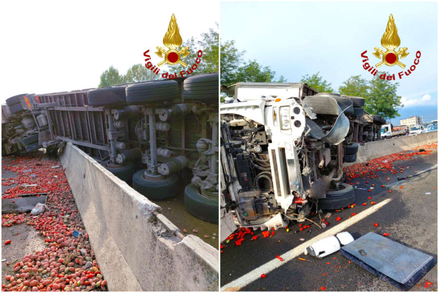 Dramma sulla Napoli-Canosa, camion che trasportava pomodori si ribalta: morto il conducente