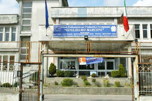 Scuola al via a Napoli, ma Giugliano 1400 studenti sono senza aule Scuola al via a Napoli, ma Giugliano 1400 studenti sono senza aule