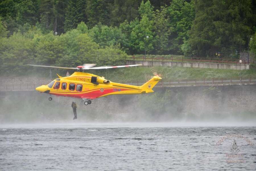 Scout si tuffa dal pedalò nel lago e scompare, ritrovato il corpo senza vita di Willy: non sapeva nuotare