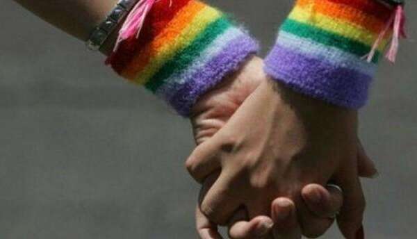 Non accetta la relazione gay della figlia, padre accoltella lei e la compagna: “Mamma non lo ha fermato”