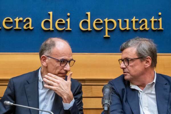 Calenda straccia l’alleanza con il Pd e apre a Renzi, Letta: “Può allearsi solo con se stesso”