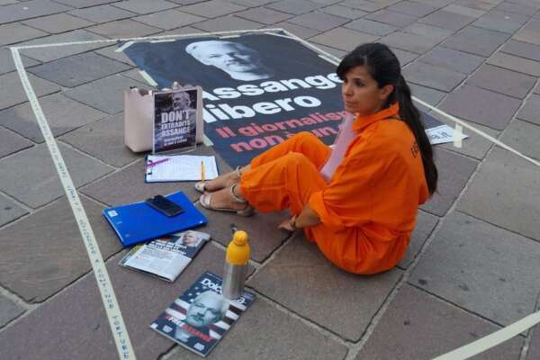 “Assange torturato dall’occidente libero e civile”, la protesta solitaria per il giornalista perseguitato dagli USA