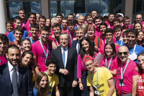 Da Meloni a Draghi, al Meeting di Rimini l’ovazione non si nega a nessuno: il messaggio di Supermario al sovranismo di Giorgia