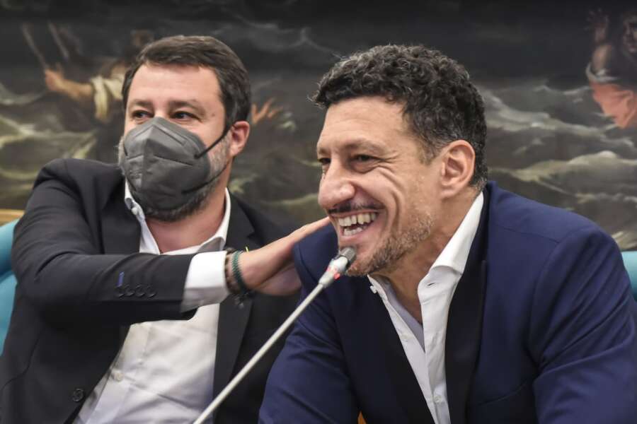 La ‘schiacciata’ fuori campo di Mastrangelo, ex pallavolista candidato con la Lega: “Tagli alla sanità per finanziare lo sport”