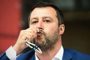 La religione di Salvini, altro che rosario: guerra a poveri, diseredati e carcerati e dialogo con i pistoleri