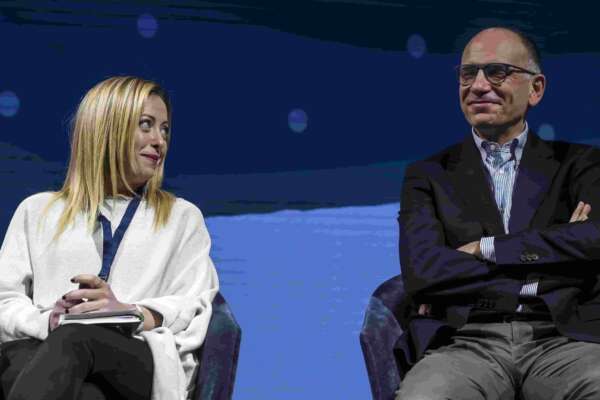 Letta: “Meloni cerca di incipriarsi”. Lei ribatte: “A te non basterebbe lo stucco…”