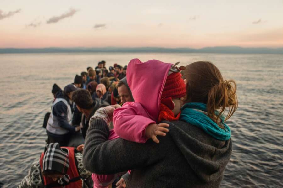 In fuga da Damasco, storia di una famiglia a bordo dell’Ocean Viking: “Con i kalashnikov addosso o pagavo o ci ammazzavano”