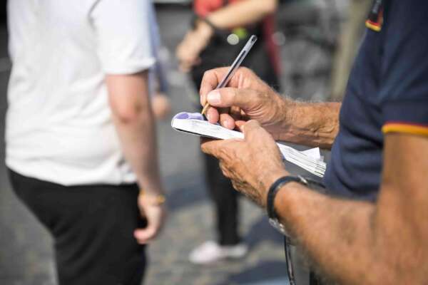 Il vigile stacca la multa e l’automobilista lo investe, l’agente finisce in ospedale per un divieto di sosta