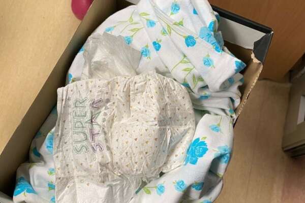 Neonata abbandonata in una scatola poche ore dopo la nascita e ritrovata da una infermiere: sta bene