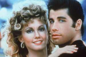 Addio alla Sandy di Grease, è morta Olivia Newton-John: il dolore di Travolta “sarò per sempre il tuo Danny”