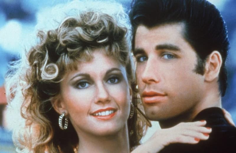 Addio alla Sandy di Grease, è morta Olivia Newton-John: il dolore di Travolta “sarò per sempre il tuo Danny”