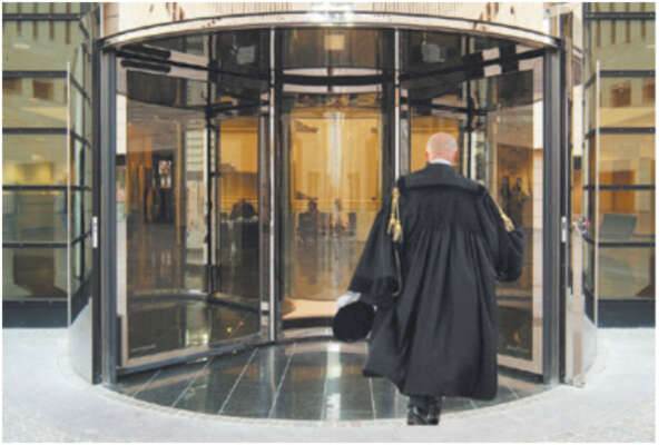 Il caso De Raho e la tristezza della politica che rincorre i pm: non è invasione di poteri dello Stato?