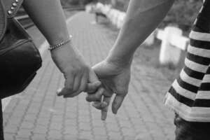 ‘Colpevoli’ di tenersi per mano e darsi un bacio, coppia di ragazze picchiate a Sperlonga