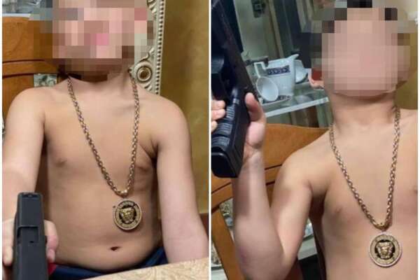 Posta sui social la foto del figlio con la pistola: “Così sei uguale a tuo padre”