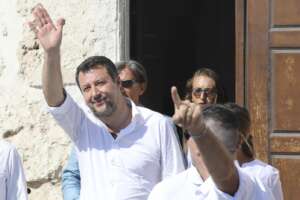 Salvini ormai è un disco rotto: cerca voti a Lampedusa bastonando i migranti