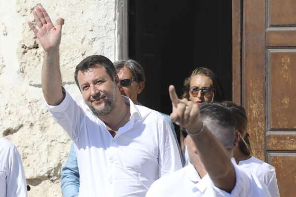 Salvini ormai è un disco rotto: cerca voti a Lampedusa bastonando i migranti Salvini ormai è un disco rotto: cerca voti a Lampedusa bastonando i migranti