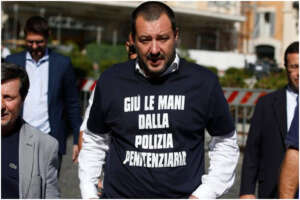 Salvini questa volta non indossa la divisa ma la candida: operazione spot con la Penitenziaria