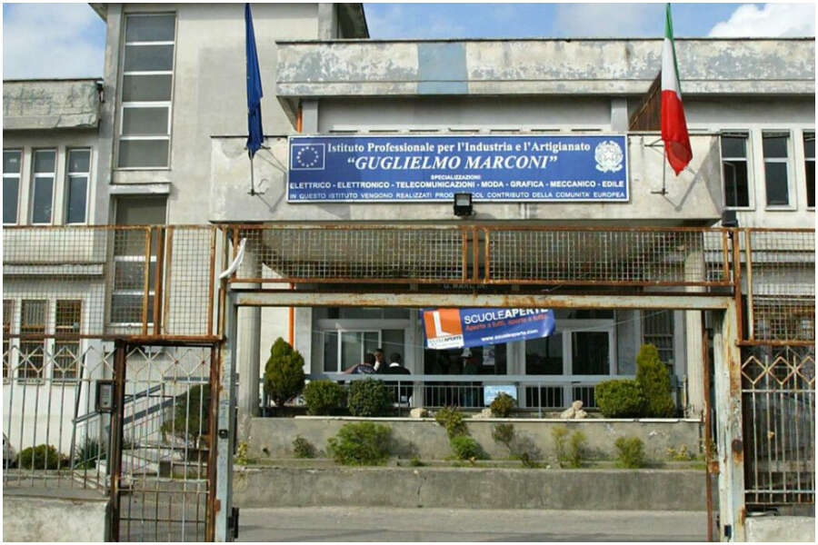 Scuola inagibile, vacanze forzate per 1400 studenti: a Napoli la vera emergenza è quella politica