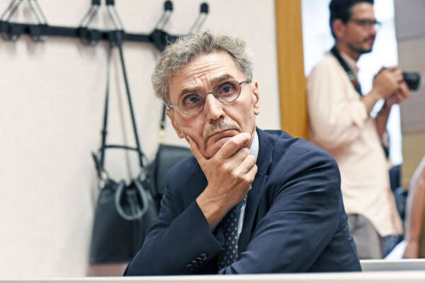 “I politici sono diventati imprenditori, non guidano più i cittadini ma li assecondano”, intervista a Sergio Fabbrini “I politici sono diventati imprenditori, non guidano più i cittadini ma li assecondano”, intervista a Sergio Fabbrini