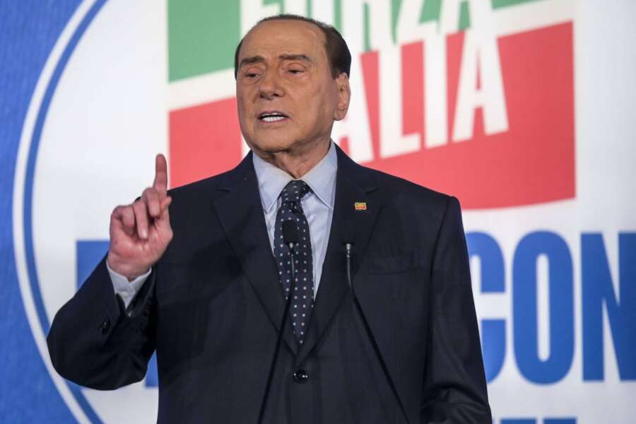 Berlusconi bacchetta Renzi e Calenda: “Basta battute, il Centro sono io. Meloni? Né estremista né sovranista”