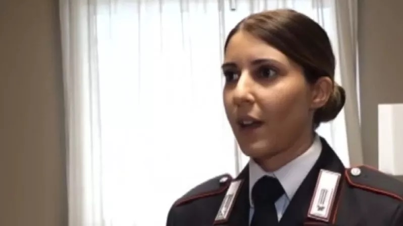 Donna salvata dal suicidio, la carabiniera Sonia: “Aveva già una gamba fuori la ringhiera, sono riuscita a creare empatia”