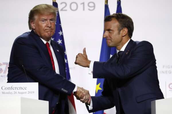 Nuova bufera su Trump, l’accusa contro l’ex presidente: si vantava di conoscere la vita sessuale di Macron